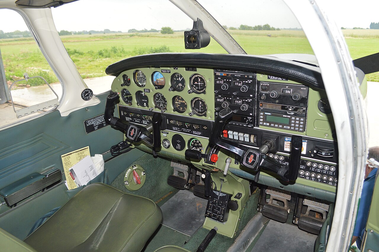 Piper PA-28-181 Archer III — Poste de pilotage (illustration)