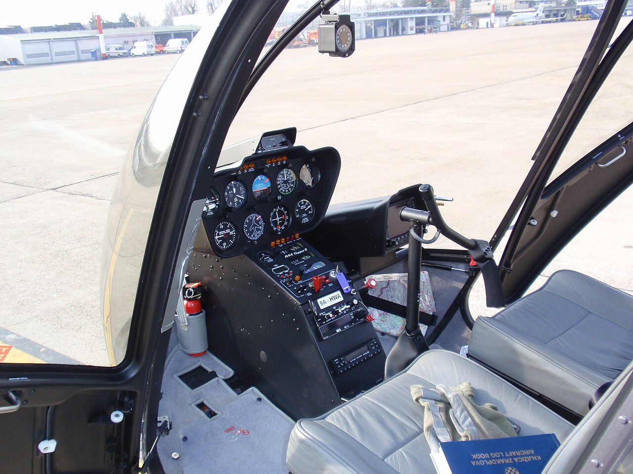 Robinson R44 Raven II — Poste de pilotage (illustration)