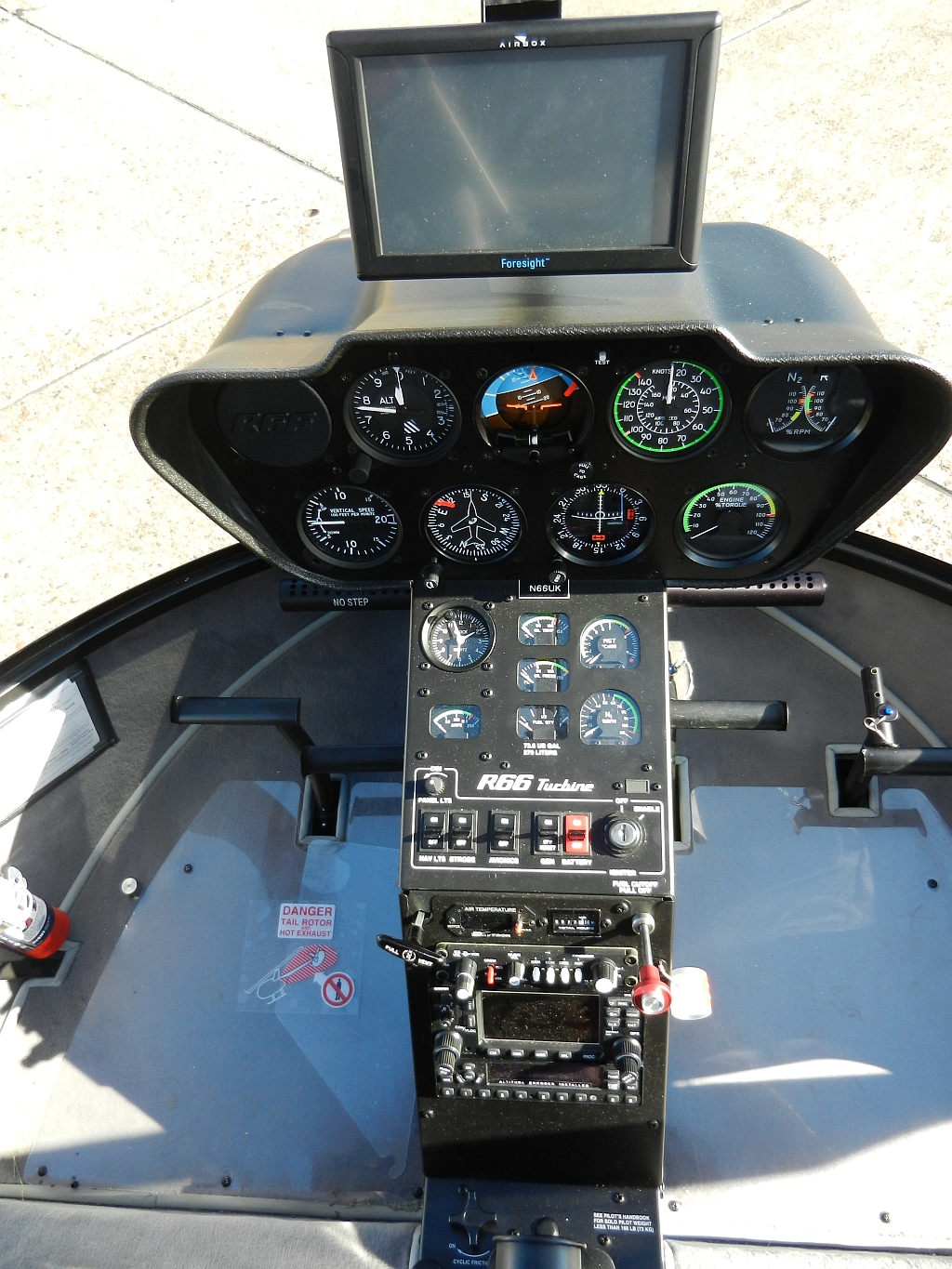 Robinson R66 Turbine — Poste de pilotage (illustration)